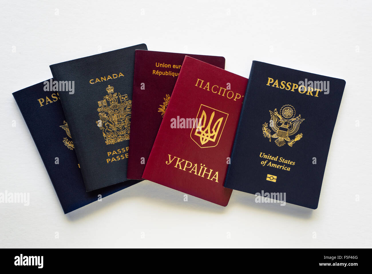 Un set di passaporti internazionali su sfondo bianco Foto Stock