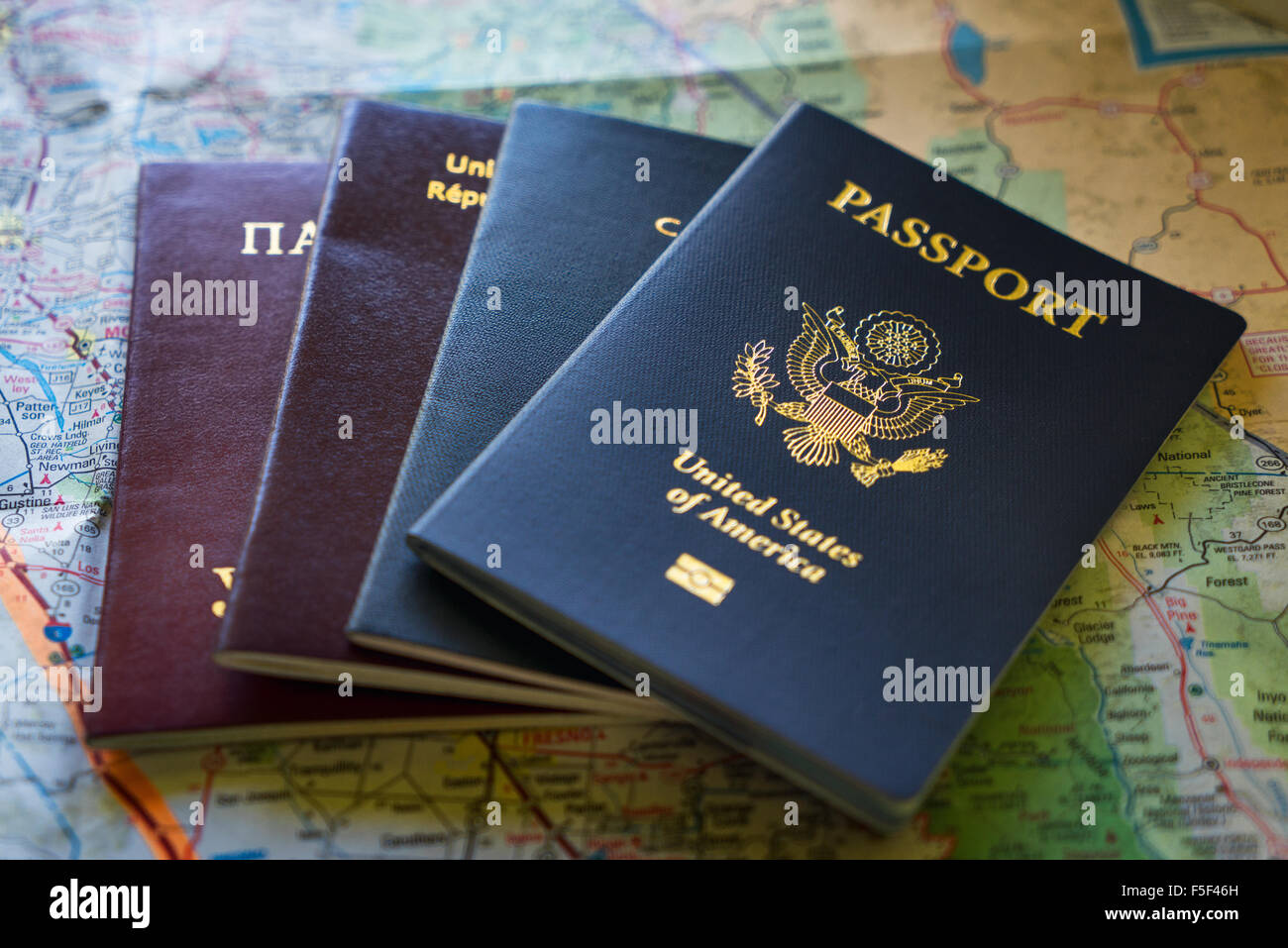 Un set di passaporti internazionali seduto su una mappa Foto Stock