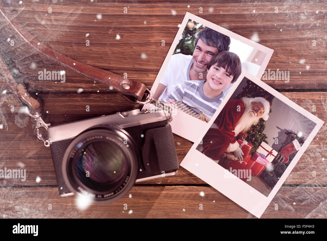 Immagine composita di padre e figlio tenendo un regalo di natale Foto Stock