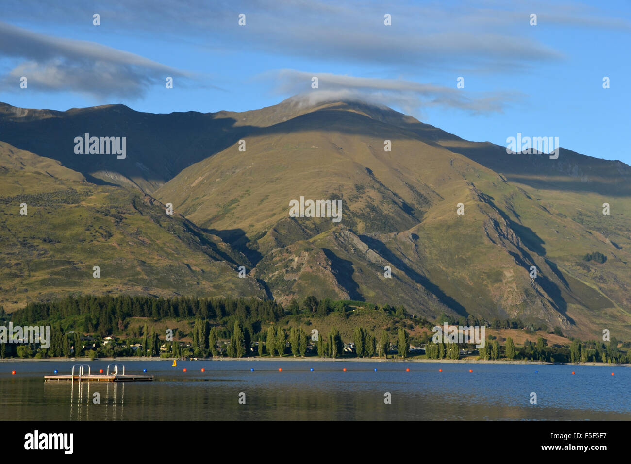 Il lago Wanaka shore all'alba, Wanaka, Isola del Sud, Nuova Zelanda Foto Stock