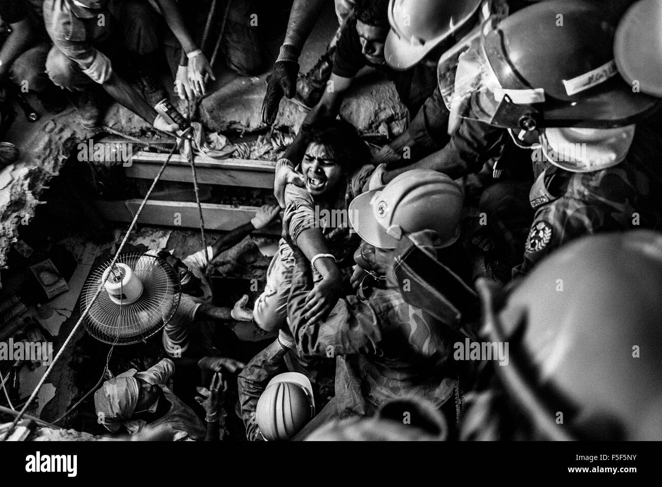 Aprile 27, 2013 - Savar, Dhaka, Bangladesh - un lavoratore liberato urla a prima vista di luce dopo essere stato intrappolato per 73 ore all'interno di macerie. Il 24 aprile 2013, un otto-storia edificio è crollato in Savar, nei pressi della capitale del Bangladesh Dhaka, uccidendo più di 1100 persone, il ferimento di circa 2.500. Rana Plaza, che alloggiati in cinque fabbriche di indumento, era stato progettato con solo sei storie e destinato per negozi e uffici. (Credito Immagine: © Rahul Talukder via ZUMA filo) Foto Stock