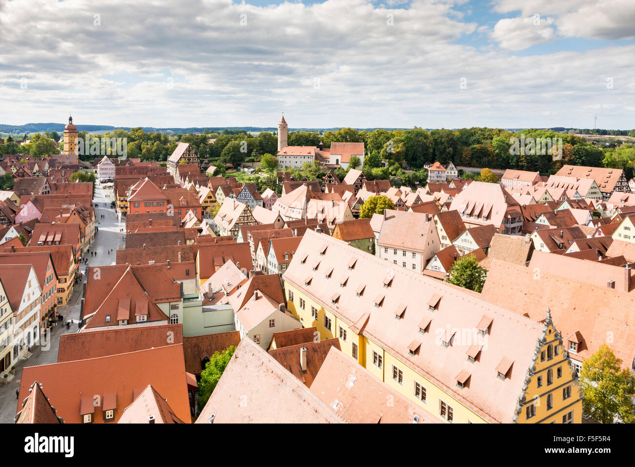 DINKELSBUEHL, Germania - 27 settembre: vista sulla città di Dinkelsbueh, Germania il 27 settembre 2015. Si tratta di uno dei migliori pr Foto Stock DINKELSBUEHL, Germania - 27 settembre: vista sulla città di Dinkelsbueh, Germania il 27 settembre 2015. Si tratta di uno dei migliori pr Foto Stock