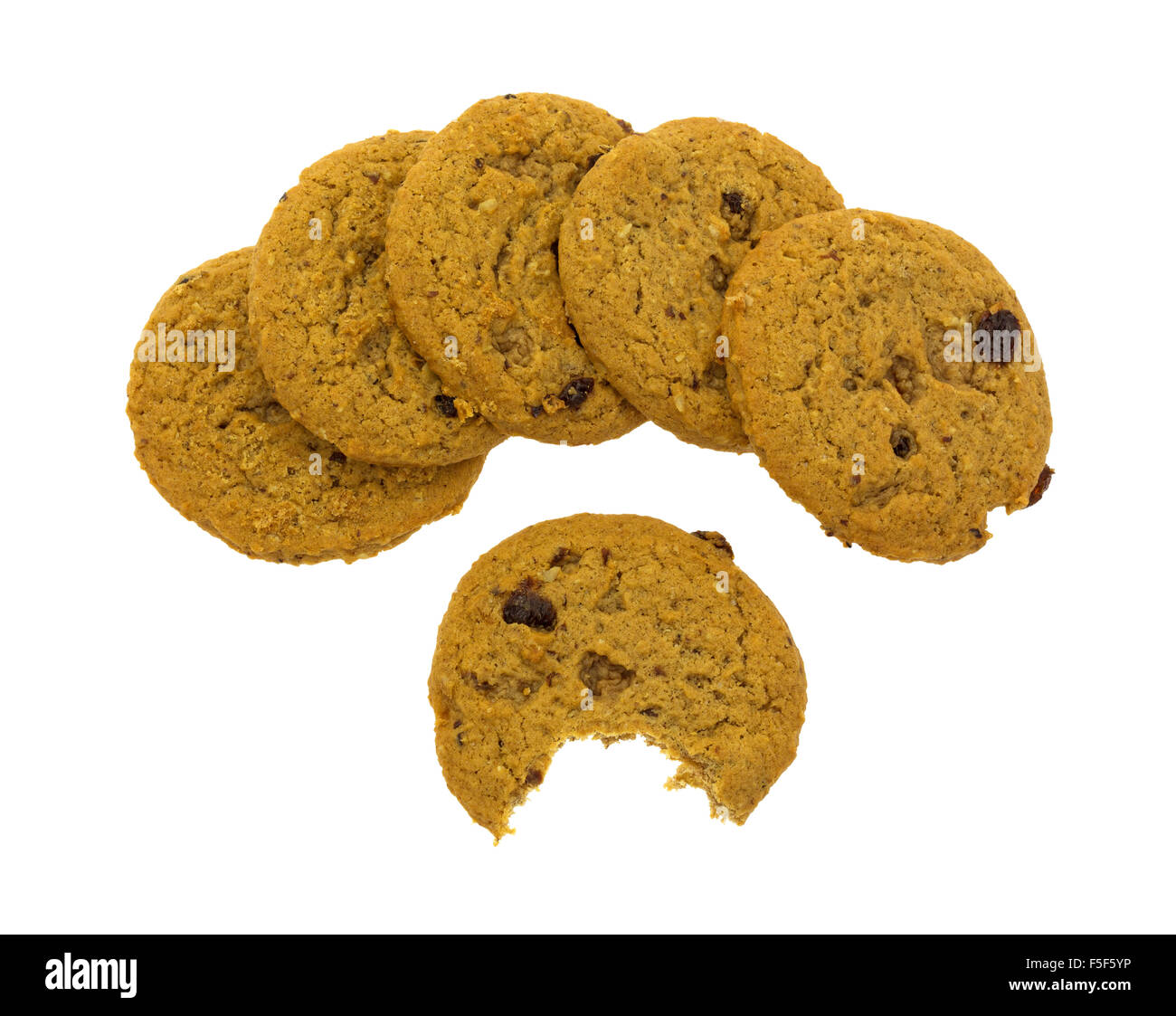 Un gruppo di fiocchi d'avena raisin cookies con una morsa su uno sfondo bianco. Foto Stock