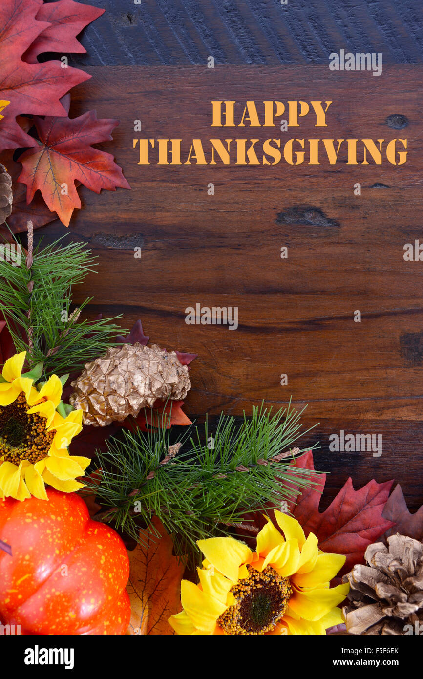 Felice ringraziamento legno scuro grano sfondo tabella con autunno autunno decorazioni con spazio di copia e il campione di testo. Foto Stock