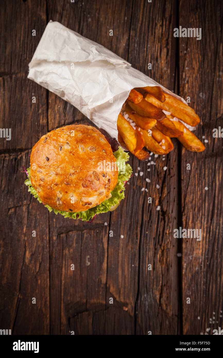 Deliziosi hamburger su legno Foto Stock
