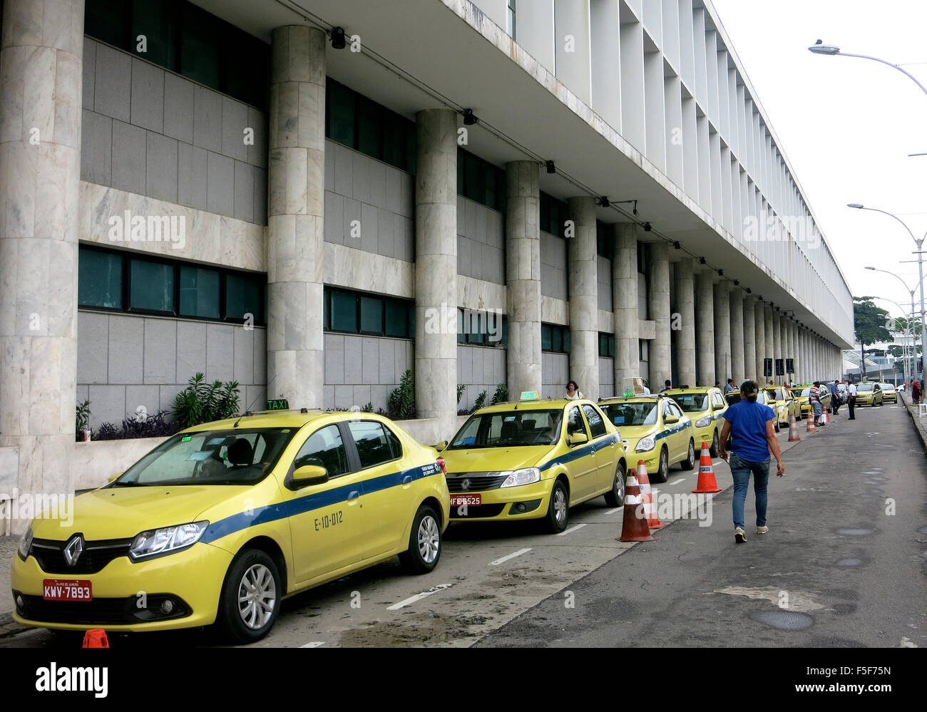 Coda di taxi prima dell'aeroporto Santos Dumont di Rio de Janeiro in Brasile Foto Stock
