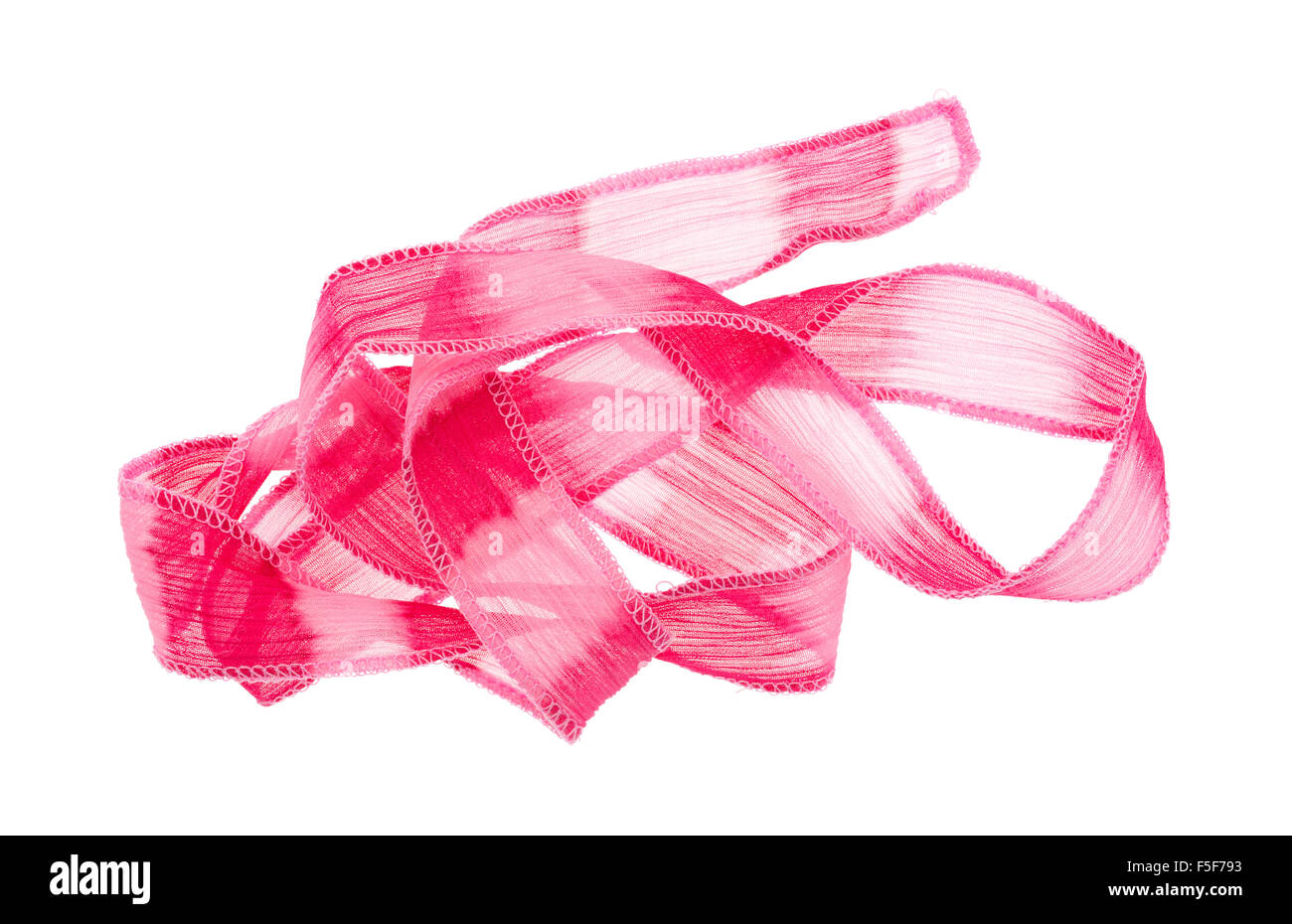 Una piccola lunghezza di pura vibrante pink ribbon panno con una maglia di legame è dispiegata isolato su uno sfondo bianco. Foto Stock
