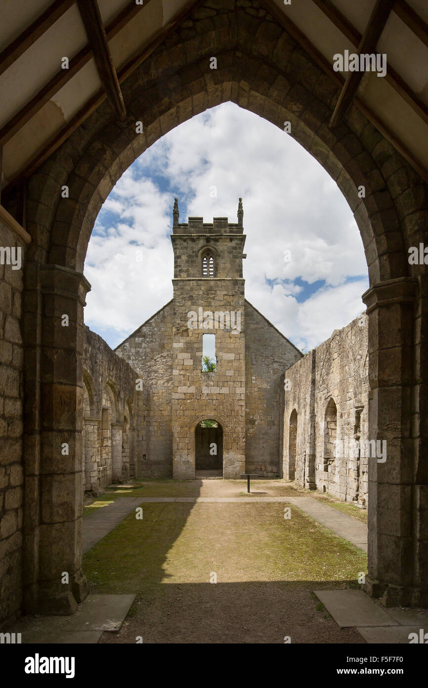 Le rovine di una chiesa di St Martin, Wharram Percy deserta villaggio medievale, Yorkshire Wolds a sud di Malton Foto Stock