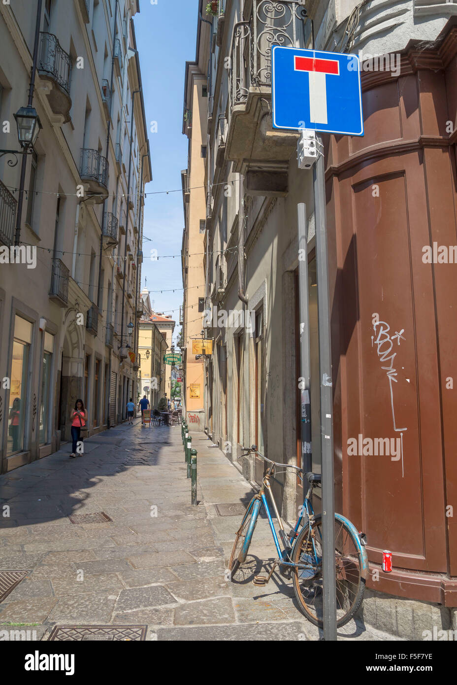 La zona pedonale e la strada stretta nella città di Torino. Foto Stock