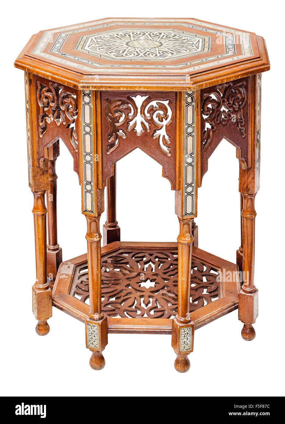 Vintage antique piccolo tavolo in legno. Il file contiene un percorso di clipping. Foto Stock