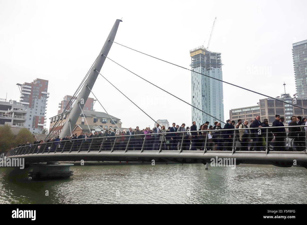 Londra, Regno Unito. 3 Novembre, 2015. La industrial lo sciopero dalla Docklands Light Railway costringe i pendolari a prendere via alternativa al lavoro mentre era ancora la nebbia. Foto Stock