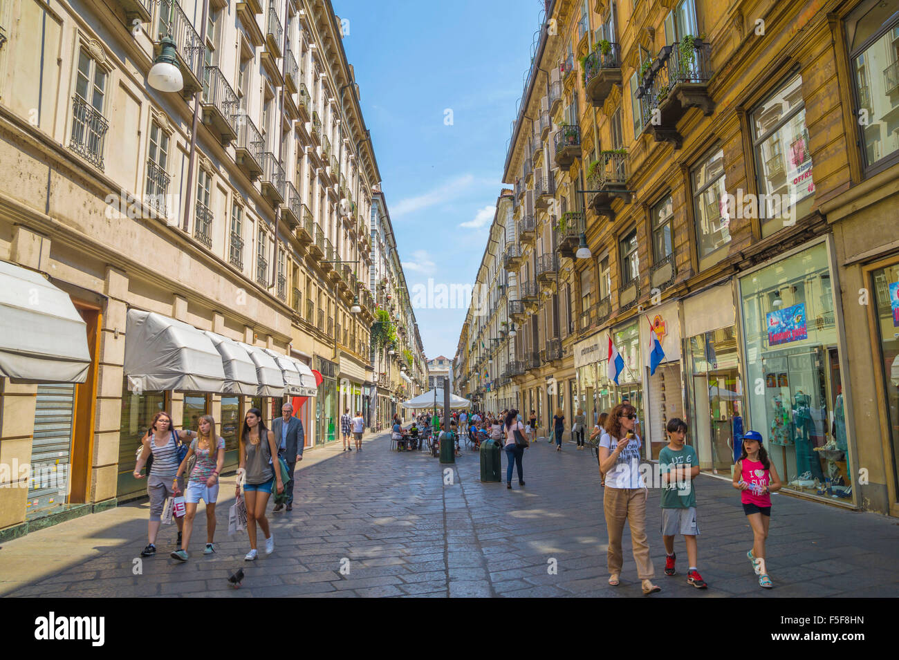 La zona pedonale e il centro shopping nella città di Torino. Foto Stock