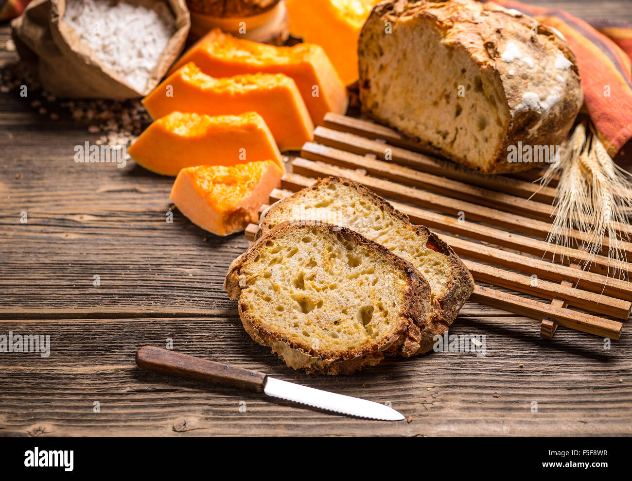 Fetta di pane di zucca su sfondo di legno Foto Stock