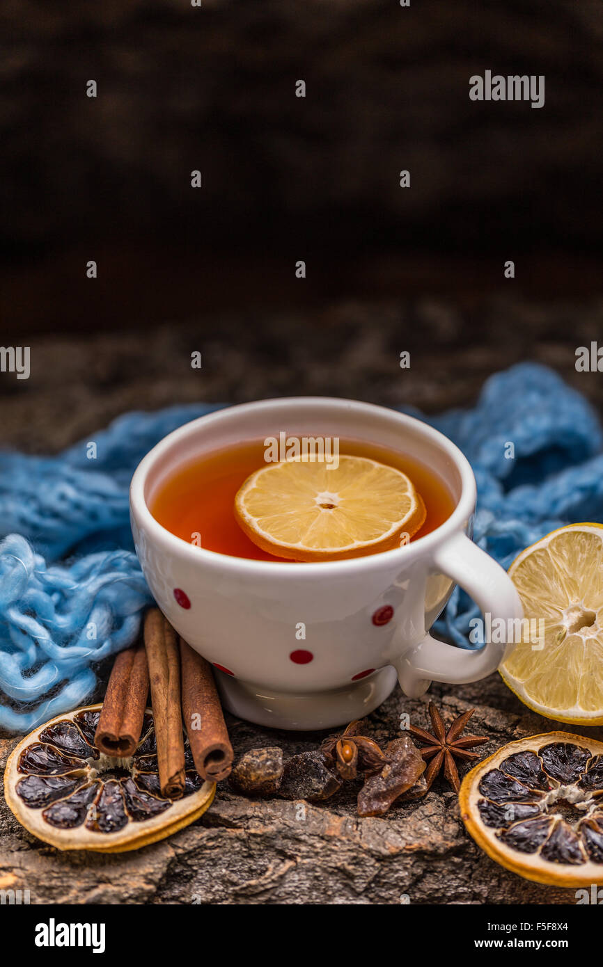 Tazza di tè con il limone sulla corteccia sfondo di legno Foto Stock
