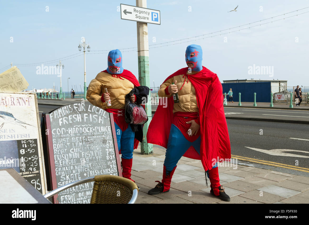 Brighton, Regno Unito, giovani uomini vestiti in stile messicano di lottatori Foto Stock
