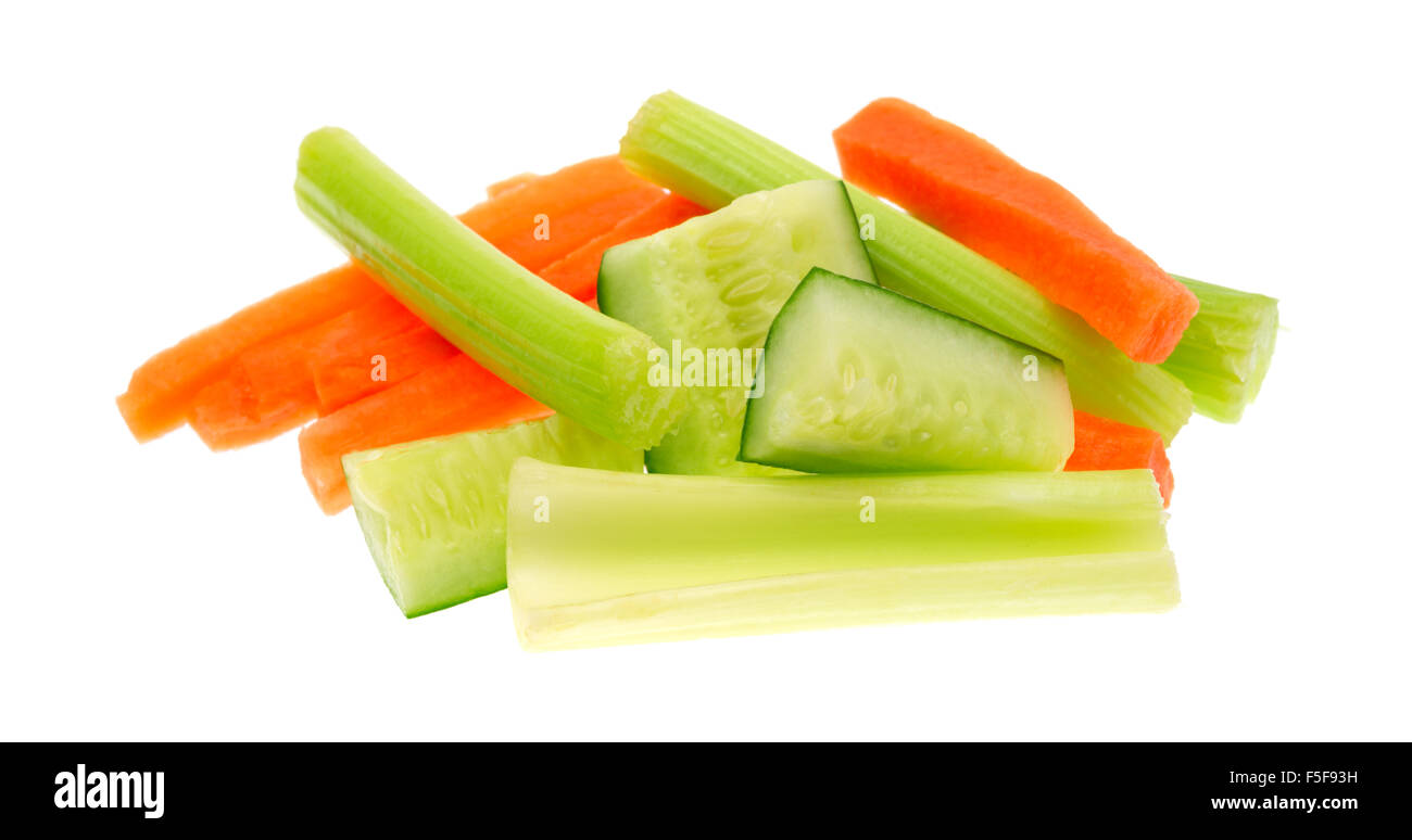 Un servizio di snack verdure con cetrioli il sedano e le carote isolato su uno sfondo bianco. Foto Stock