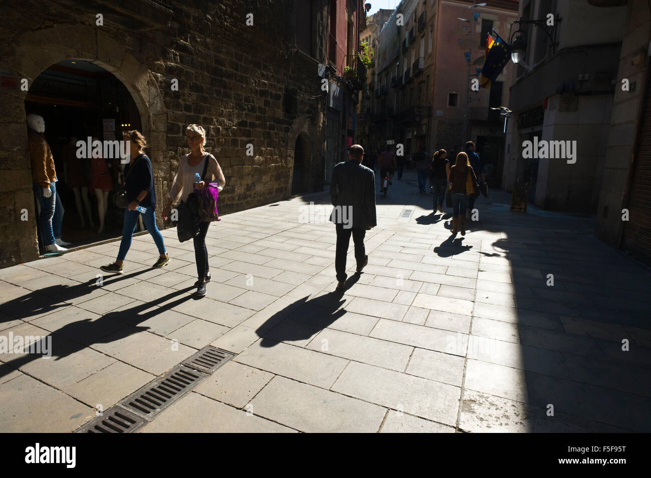 La gente camminare sulla strada nel quartiere vecchio di Barcellona Catalonia Spagna ES Foto Stock