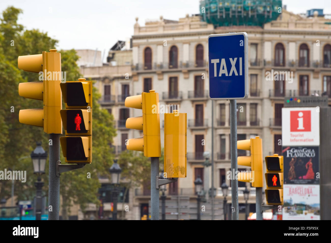 Taxi sign & semaforo a Barcellona Catalonia Spagna ES Foto Stock