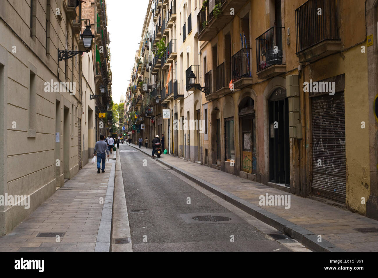 Vista della strada tradizionale a Barcellona Catalonia Spagna ES Foto Stock