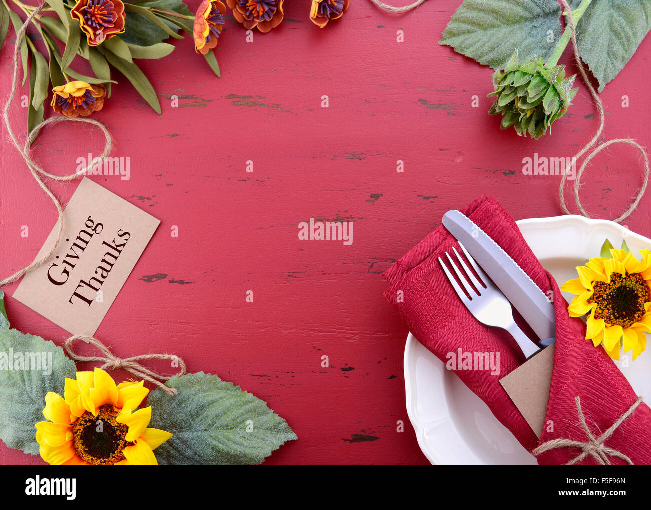 Felice ringraziamento su sfondo rosso rustico tavolo in legno decorate con le frontiere. Foto Stock