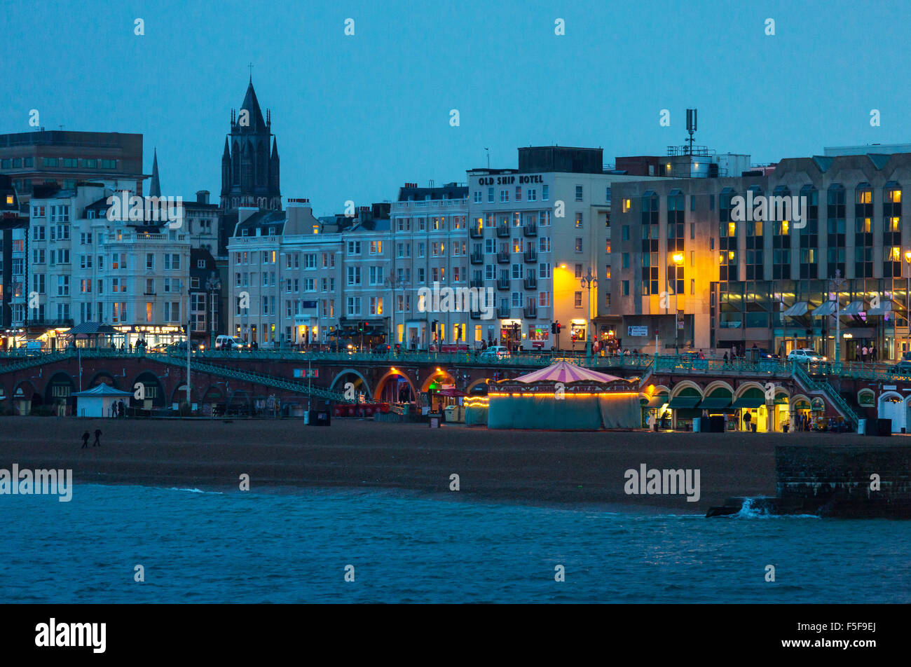 Brighton, Regno Unito, vista dal Molo di Brighton per la spiaggia e case il Re della strada Foto Stock