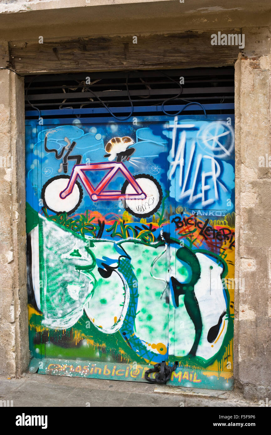 Grafitti sulla porta di strada a Barcellona Catalonia Spagna ES Foto Stock