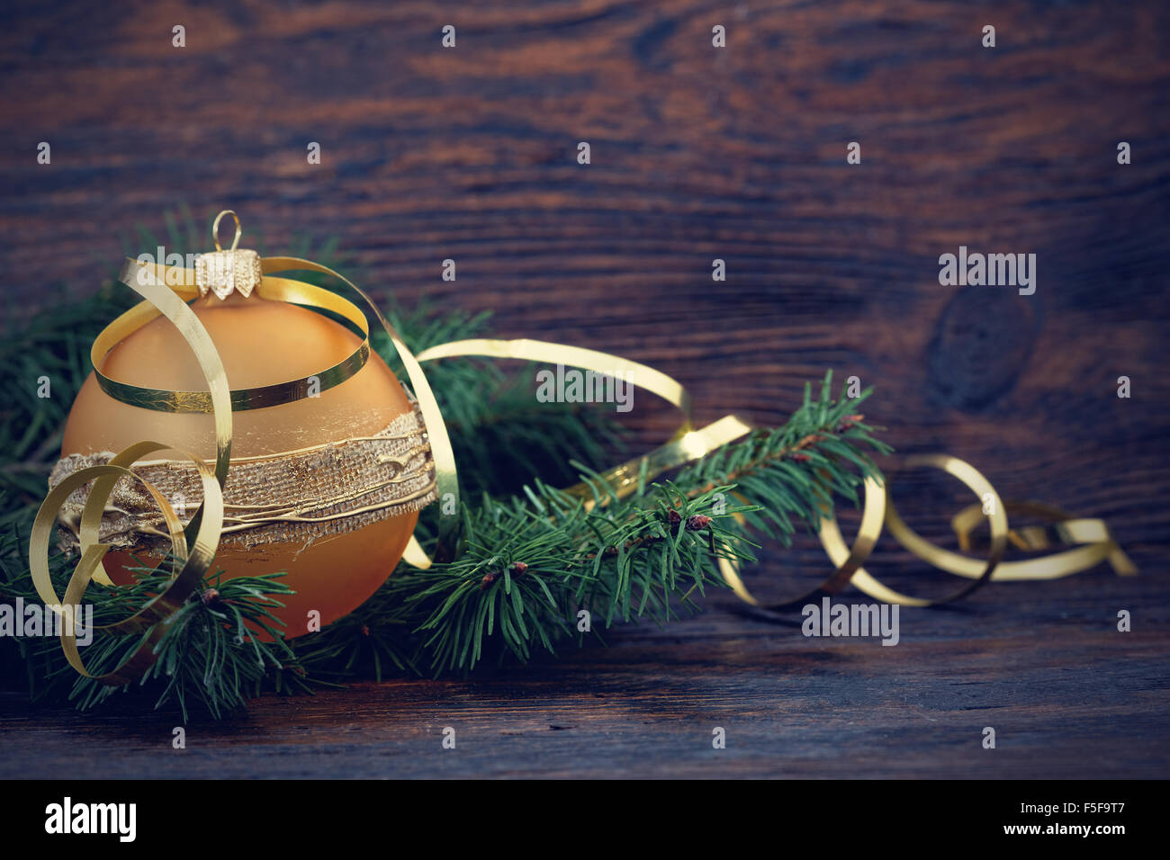 Pallina di natale su sfondo astratto Foto Stock