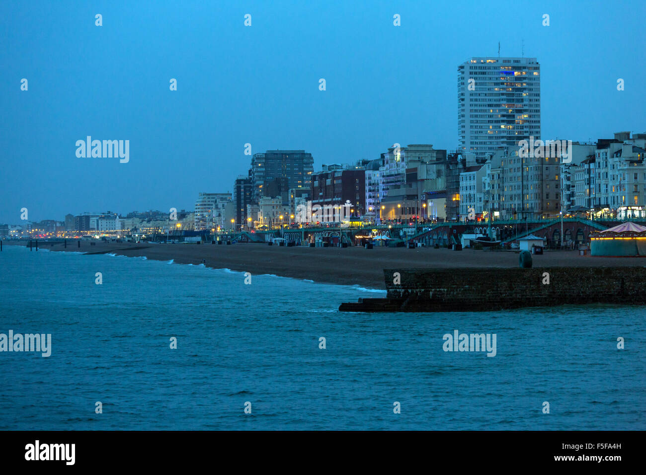 Brighton, Regno Unito, vista dal Molo di Brighton per la spiaggia e case il Re della strada Foto Stock