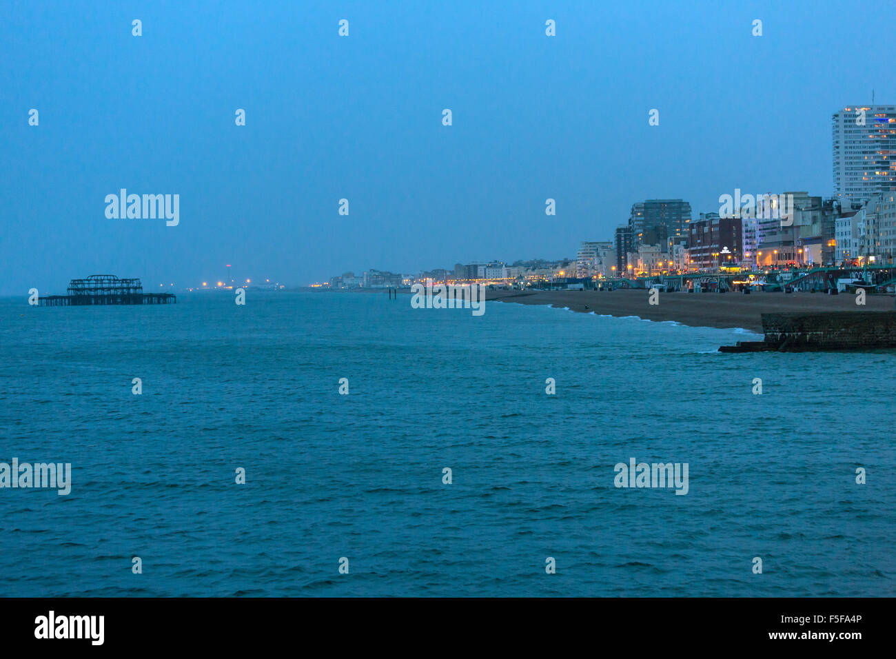 Brighton, Regno Unito, vista dal Molo di Brighton per la spiaggia e case il Re della strada Foto Stock