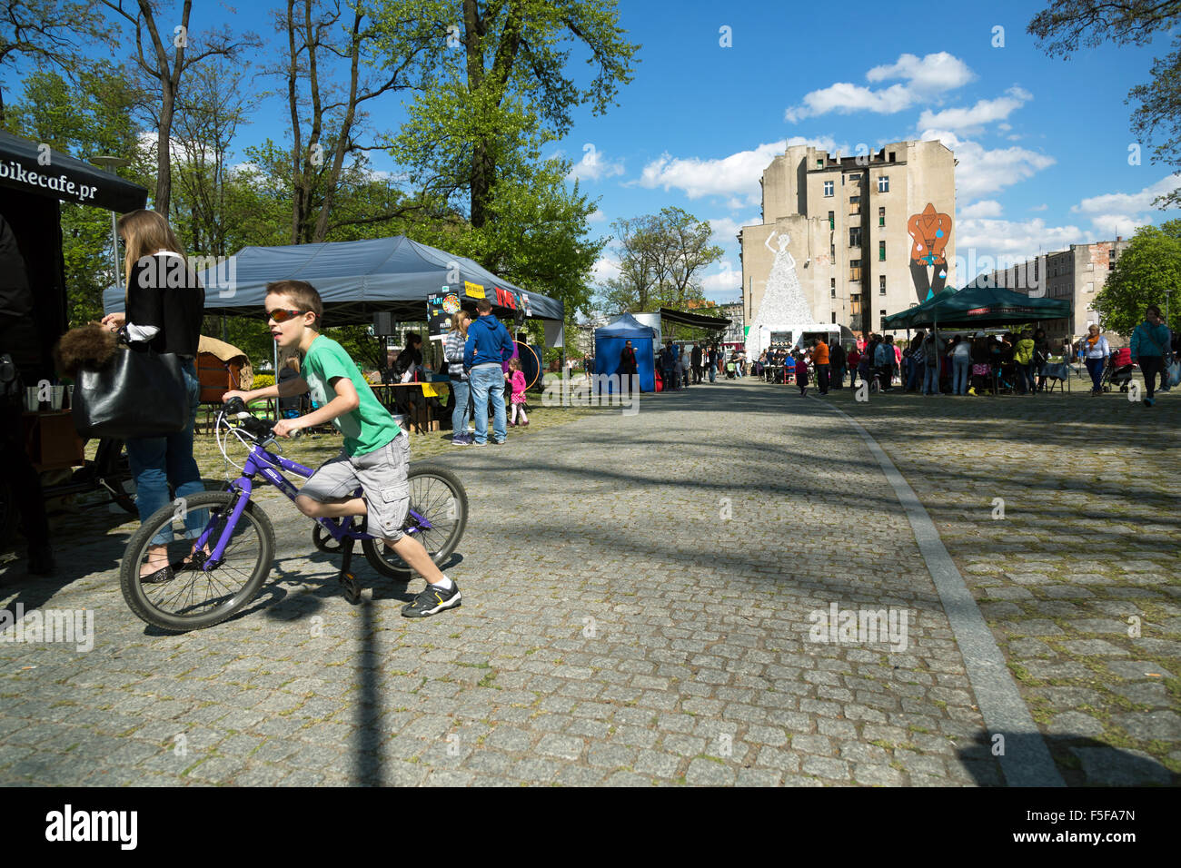 Wroclaw, Polonia, persone che passeggiano sull'isola Slodowa an der Oder Foto Stock