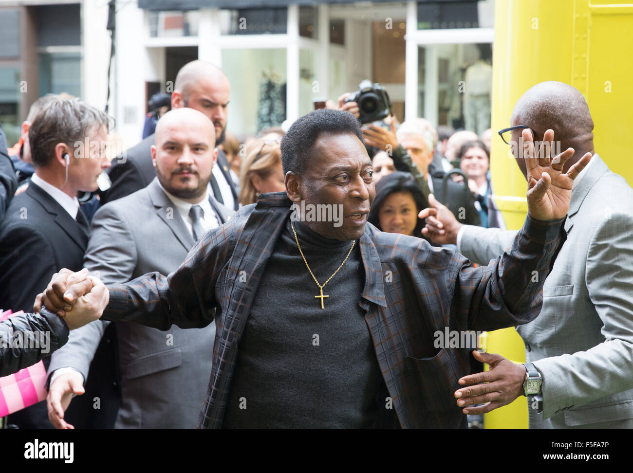 Pele,nome reale Edson Arantes do Nascimento,assiste una mostra su di lui in Bond Street in coincidenza con il suo settantacinquesimo compleanno Foto Stock