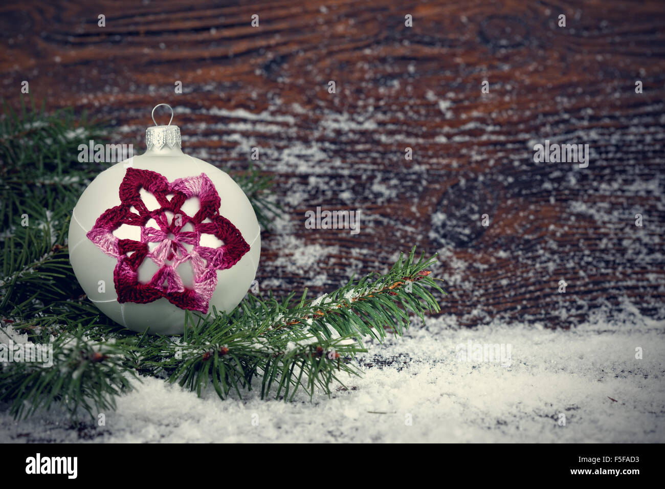 Pallina di natale su sfondo astratto Foto Stock