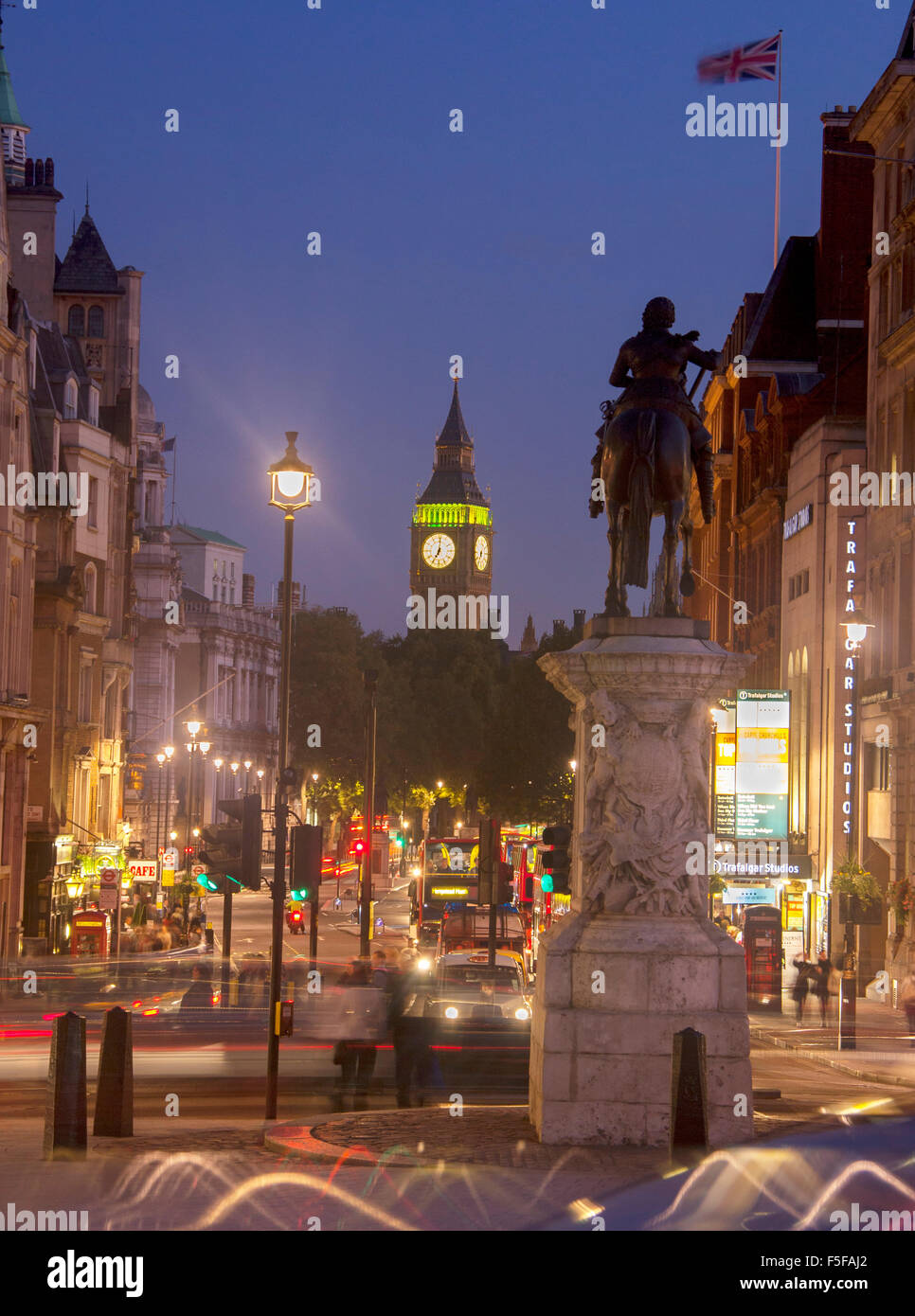 Big Ben Elisabetta La Torre visto giù Whitehall da Trafalgar Square di notte il crepuscolo twilight Londra Inghilterra REGNO UNITO Foto Stock