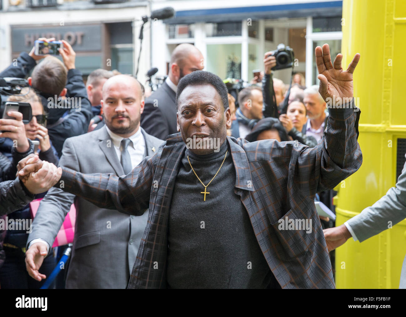 Pele,nome reale Edson Arantes do Nascimento,assiste una mostra su di lui in Bond Street in coincidenza con il suo settantacinquesimo compleanno Foto Stock