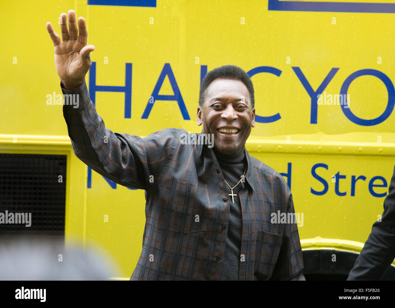 Pele,nome reale Edson Arantes do Nascimento,assiste una mostra su di lui in Bond Street in coincidenza con il suo settantacinquesimo compleanno Foto Stock