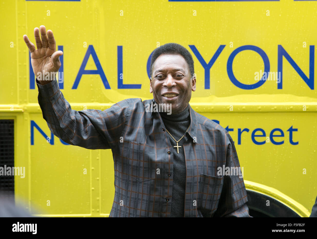 Pele,nome reale Edson Arantes do Nascimento,assiste una mostra su di lui in Bond Street in coincidenza con il suo settantacinquesimo compleanno Foto Stock