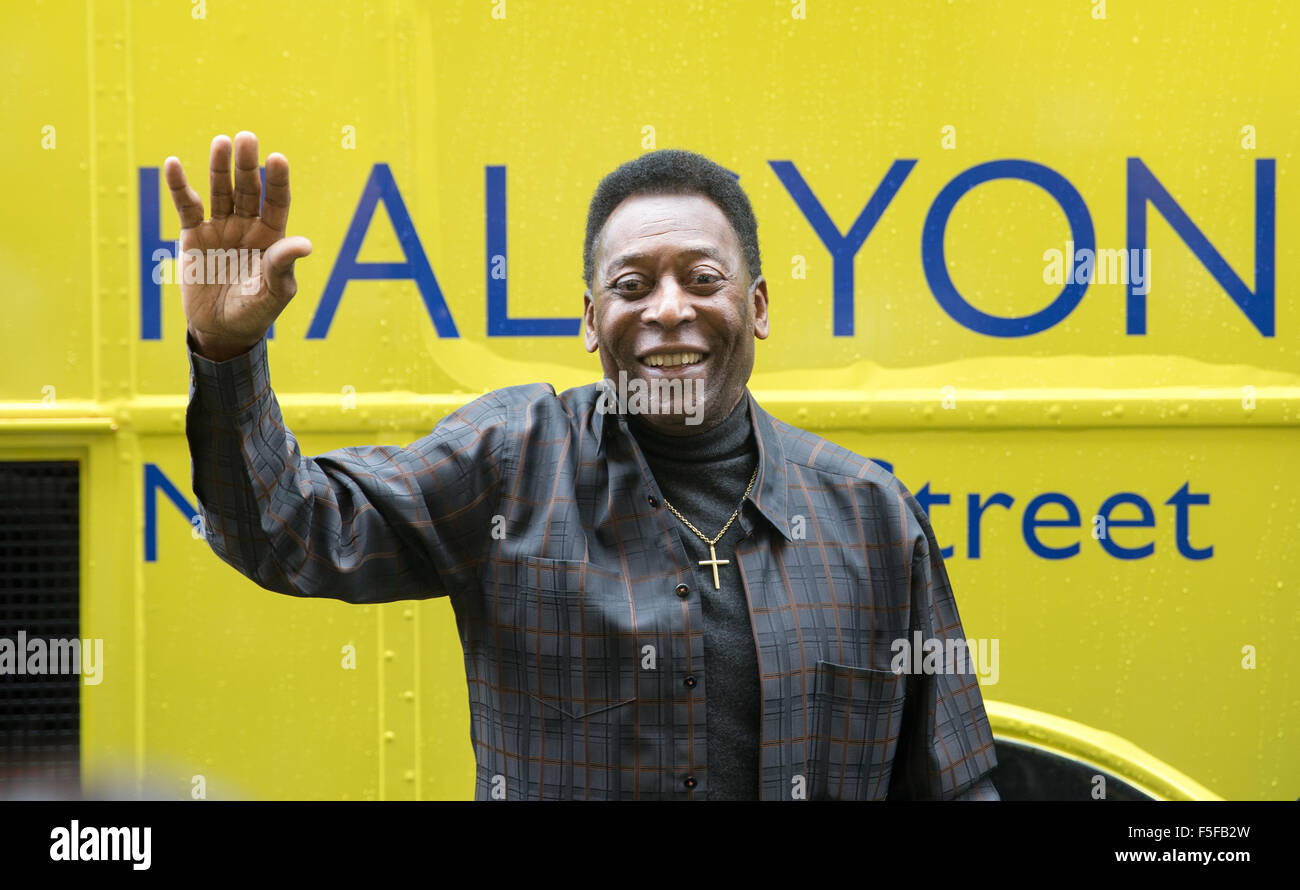 Pele,nome reale Edson Arantes do Nascimento,assiste una mostra su di lui in Bond Street in coincidenza con il suo settantacinquesimo compleanno Foto Stock