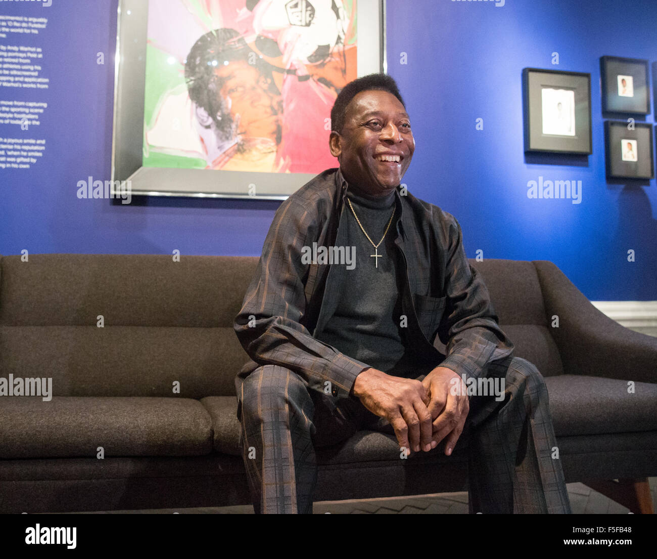 Pele,nome reale Edson Arantes do Nascimento,assiste una mostra su di lui in Bond Street in coincidenza con il suo settantacinquesimo compleanno Foto Stock