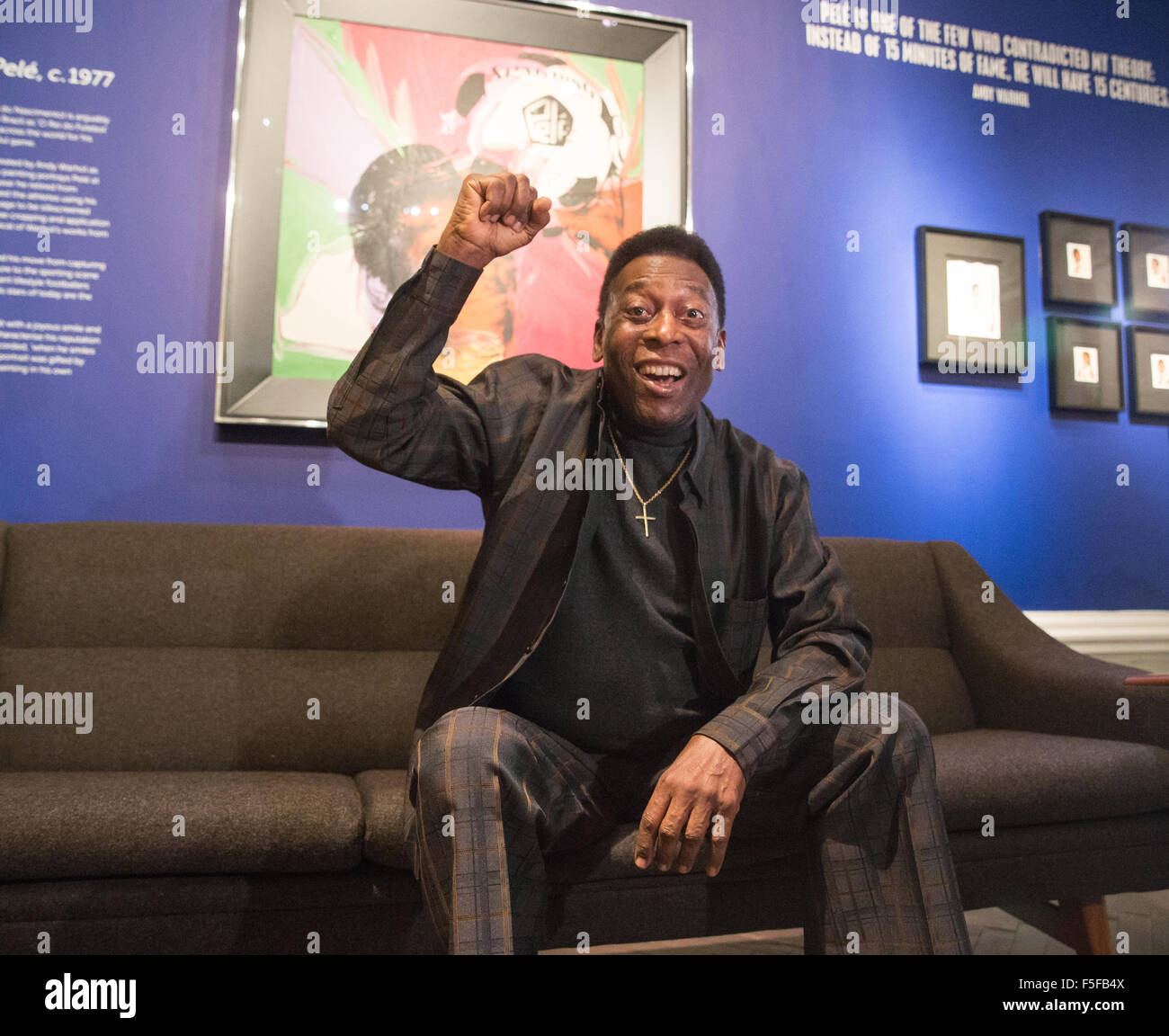 Pele,nome reale Edson Arantes do Nascimento,assiste una mostra su di lui in Bond Street in coincidenza con il suo settantacinquesimo compleanno Foto Stock