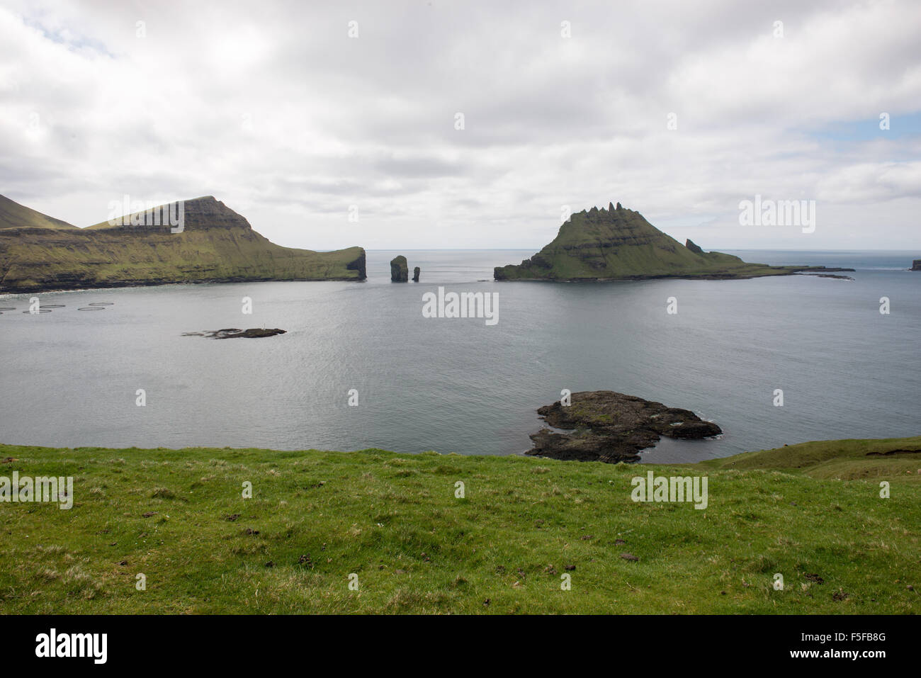 E gasholmur tindholmur sulle isole Faerøer come si vede dal funzionario ministeriale Foto Stock