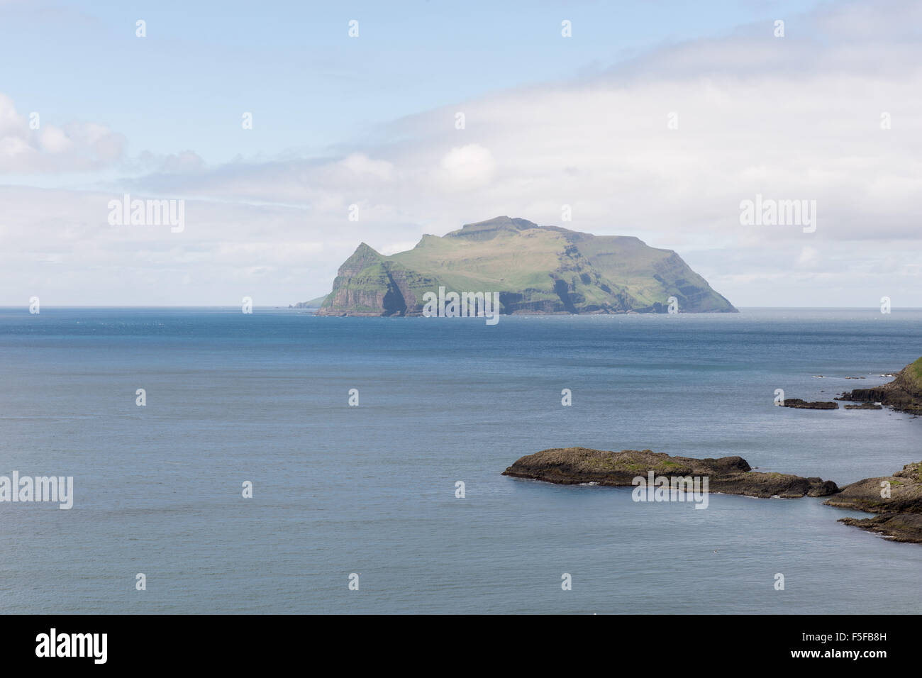 L'isola mykines sulle isole Faerøer come visto da gasadalur Foto Stock