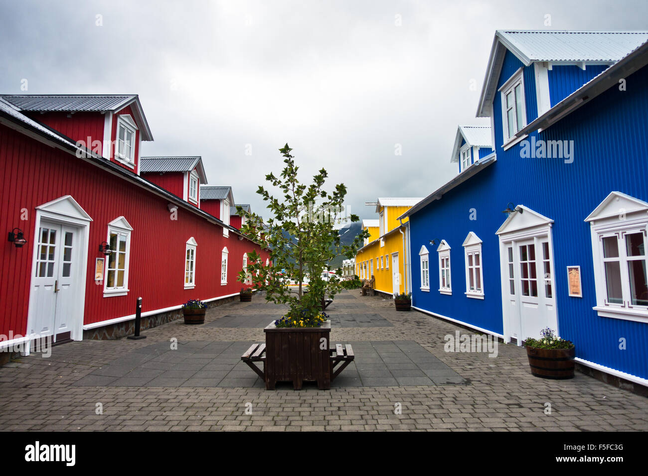 Colorato in rosso, blu e giallo case a Siglufjörður Affitto Porto Foto Stock