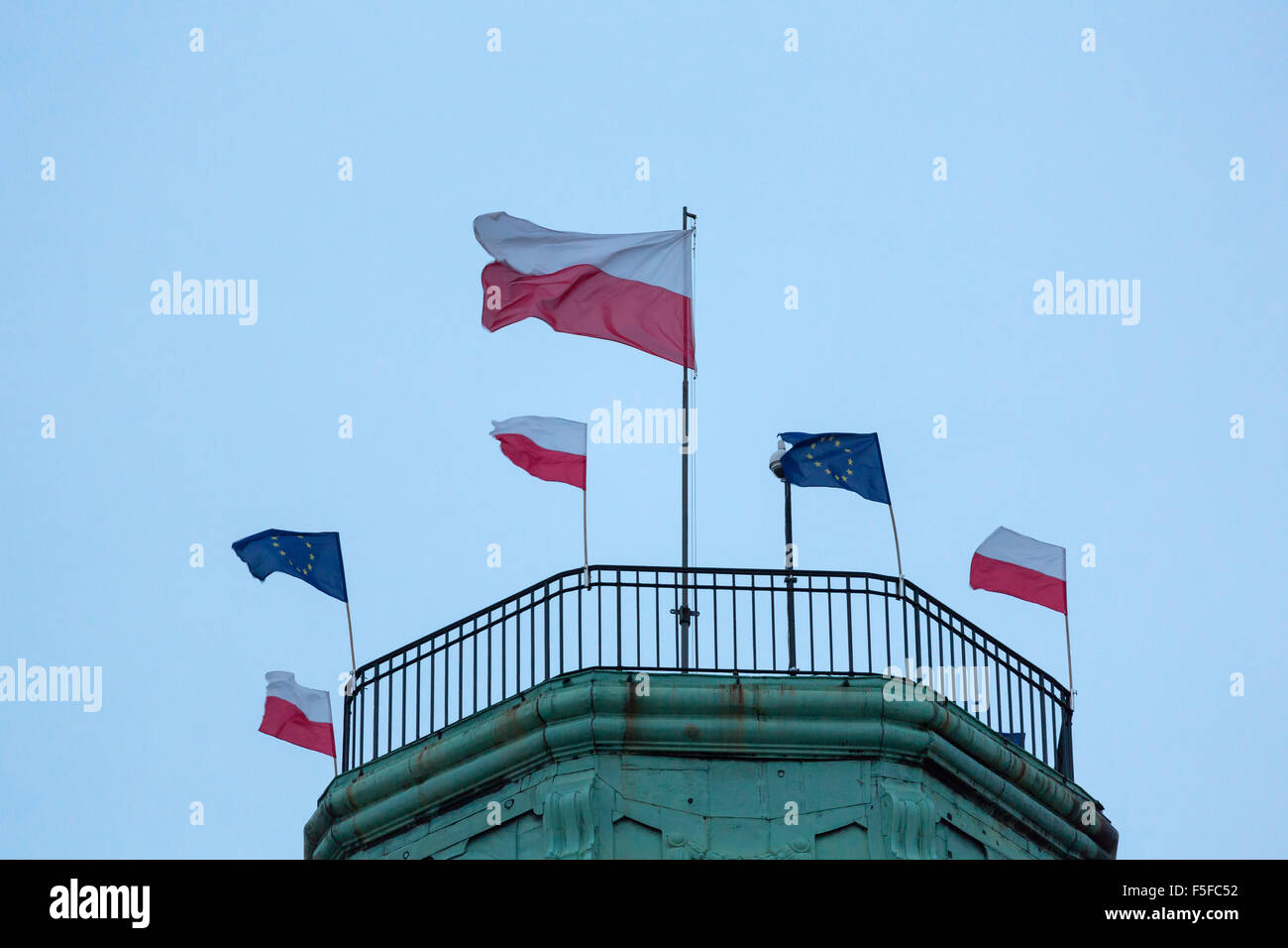 Wroclaw, Polonia, bandiera UE e bandiere polacche per il polacco Giorno della bandiera nazionale Foto Stock