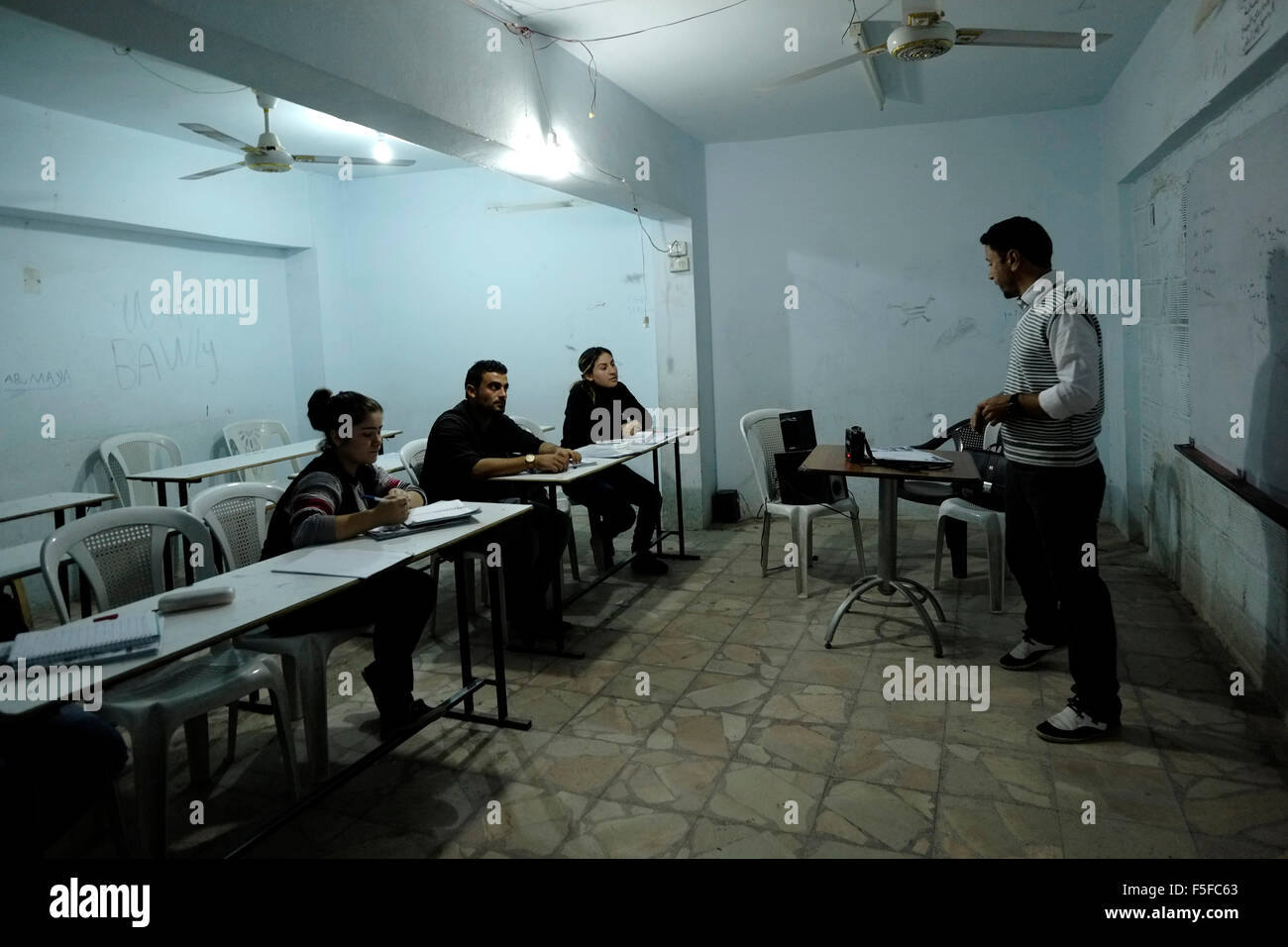 Le persone aventi una lezione di inglese in una scuola privata nella città di Al-Malikiyah anche chiamato Derek ( ) curda in Al Hasakah o distretto Hassakeh nella Siria settentrionale Foto Stock