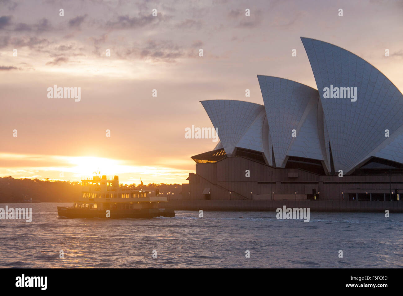 Ferry di Sydney Alexander lasciando Circular Quay passando Opera House all'alba Sydney New South Wales NSW Australia Foto Stock
