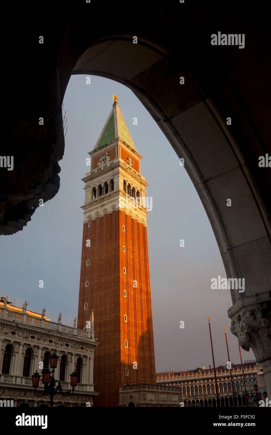 Il Campanile di San Marco la Basilica di San Marco si vede attraverso l arco di Palazzo Ducale Palazzo Ducale all'alba Foto Stock