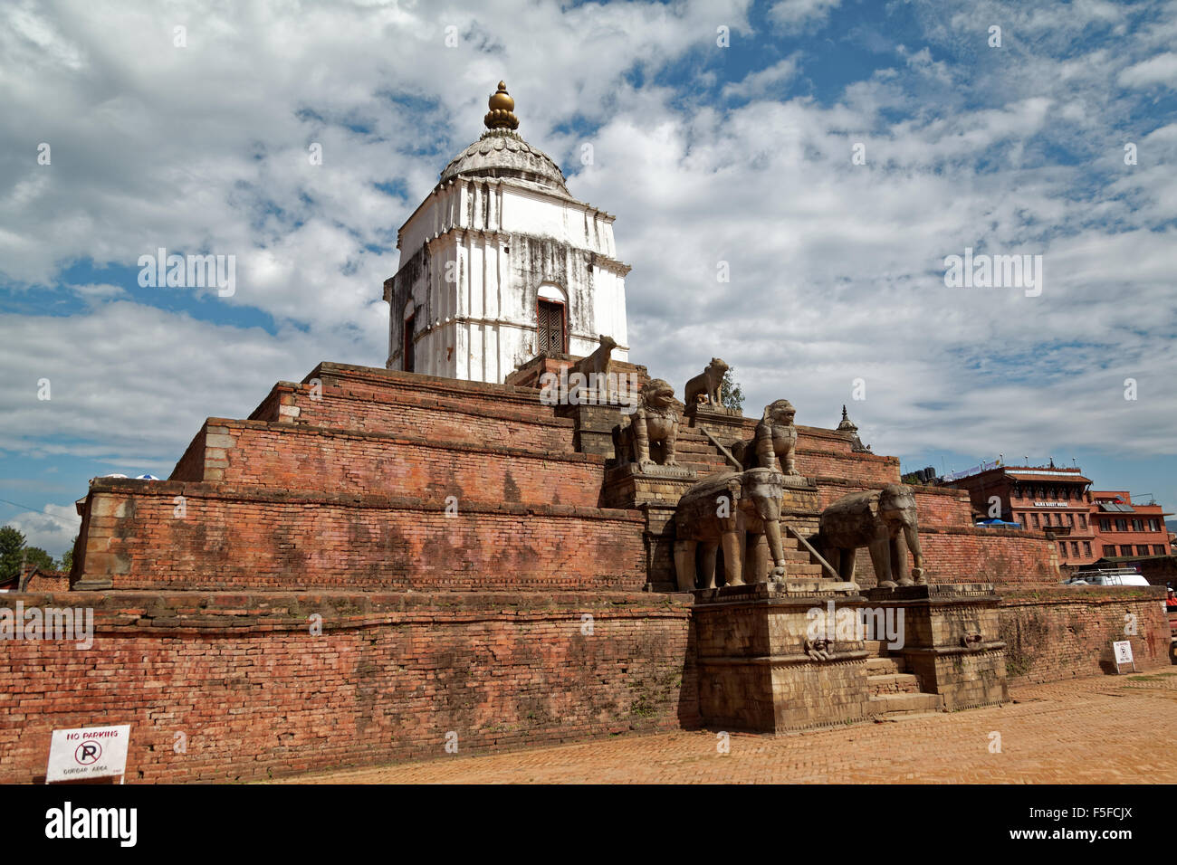 ?Ity, ?ountry - 19 Ottobre 2013: il tempio Fasidega in Bhaktapur è visitato ogni anno da migliaia di pellegrini Indù. Il modulo SHR Foto Stock