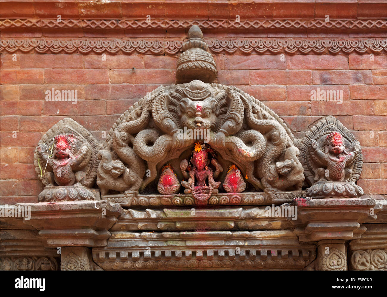 Bhaktapur Durbar Square dettagli architettonici di animali sacri e divinità Indù Foto Stock