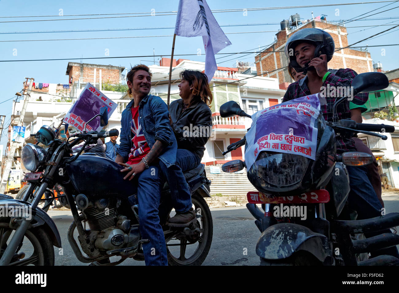 Nepalese raduno motociclisti per una politica dei rally. La svastica è un importante simbolo indù qui utilizzato come un fascino fortunato proteggendo Foto Stock