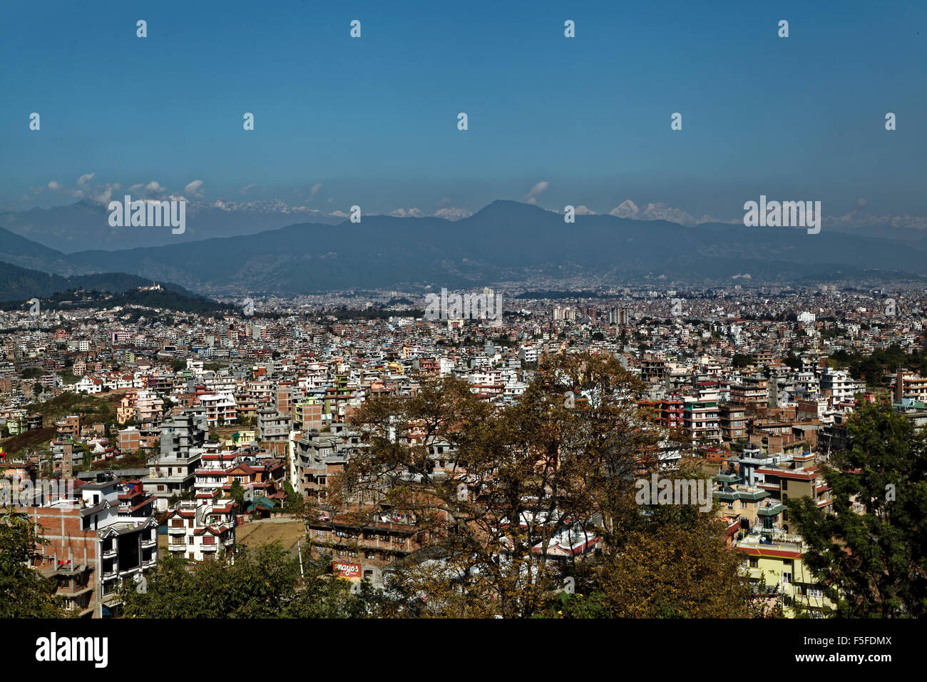 Panaroma vista della valle di Kathmandu e l'Himalaya in background presi prima del terremoto nel 2015 Foto Stock